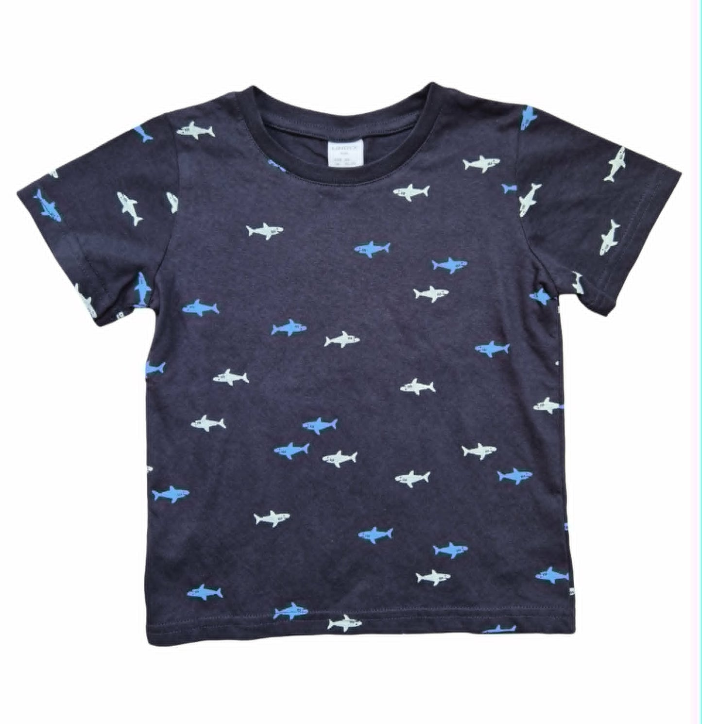 Strl. 92. T-shirt med hajar.