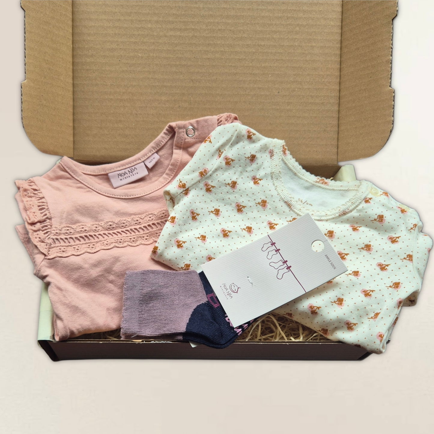 Två tröjor och strumpor. Strl. 56