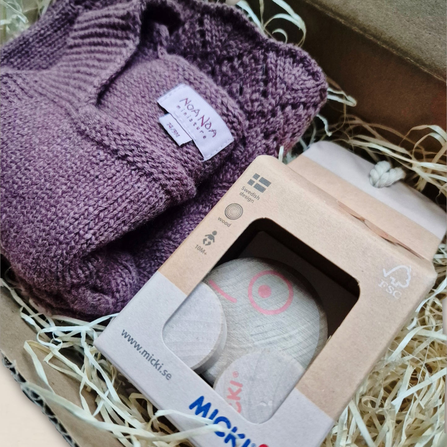 Stickad klänning, träleksak. Stlr 74