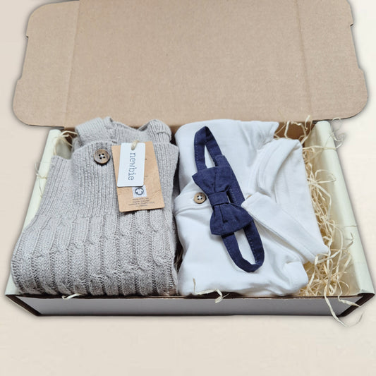 Body med fluga och hängselbyxor. Strl 80