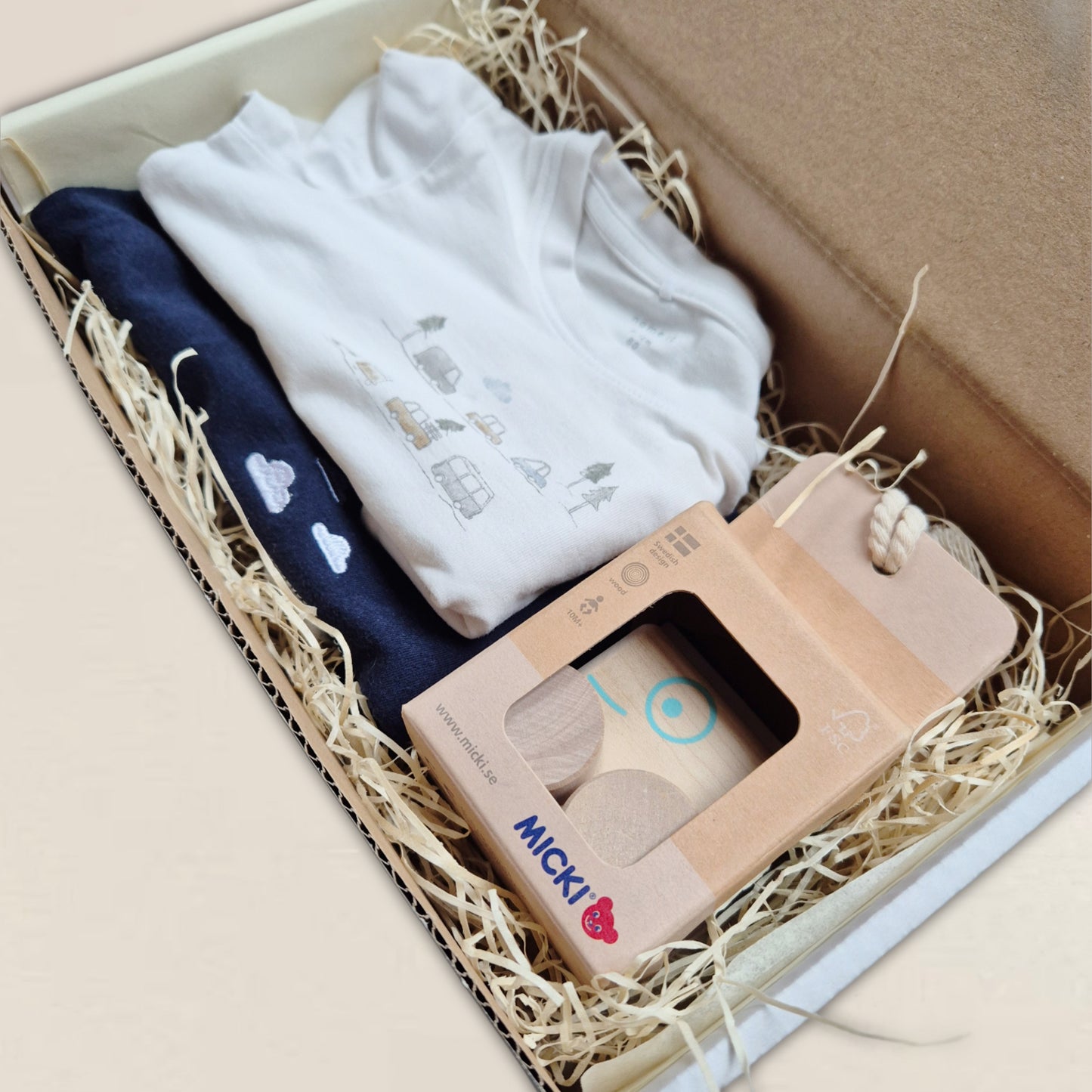 Två bodys med leksak. Strl. 80