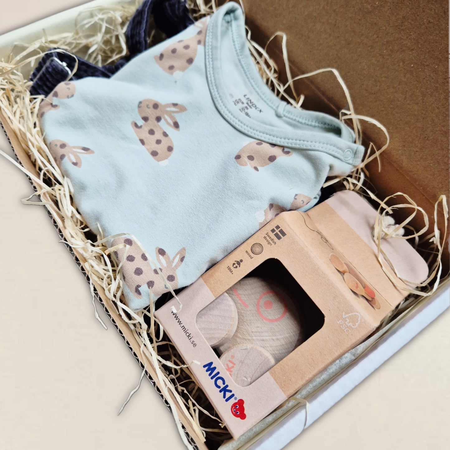 Kaninbody, hängselbyxor, leksak. Strl 86