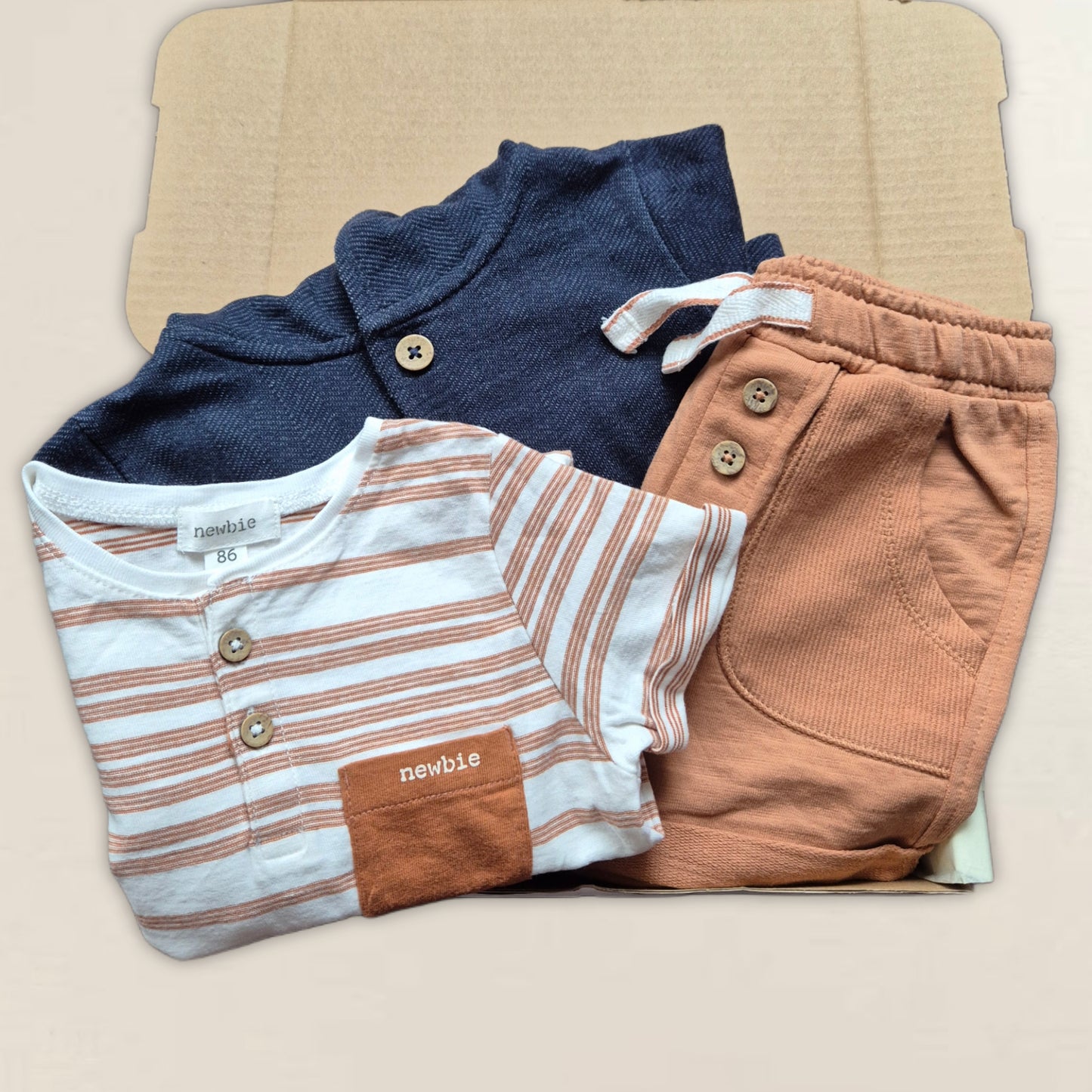 Huvtröja, body och shorts. Strl. 86