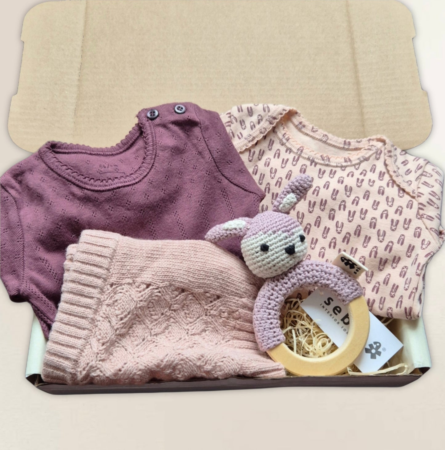 Body, tröja, stickade shorts och skallra. Strl. 56