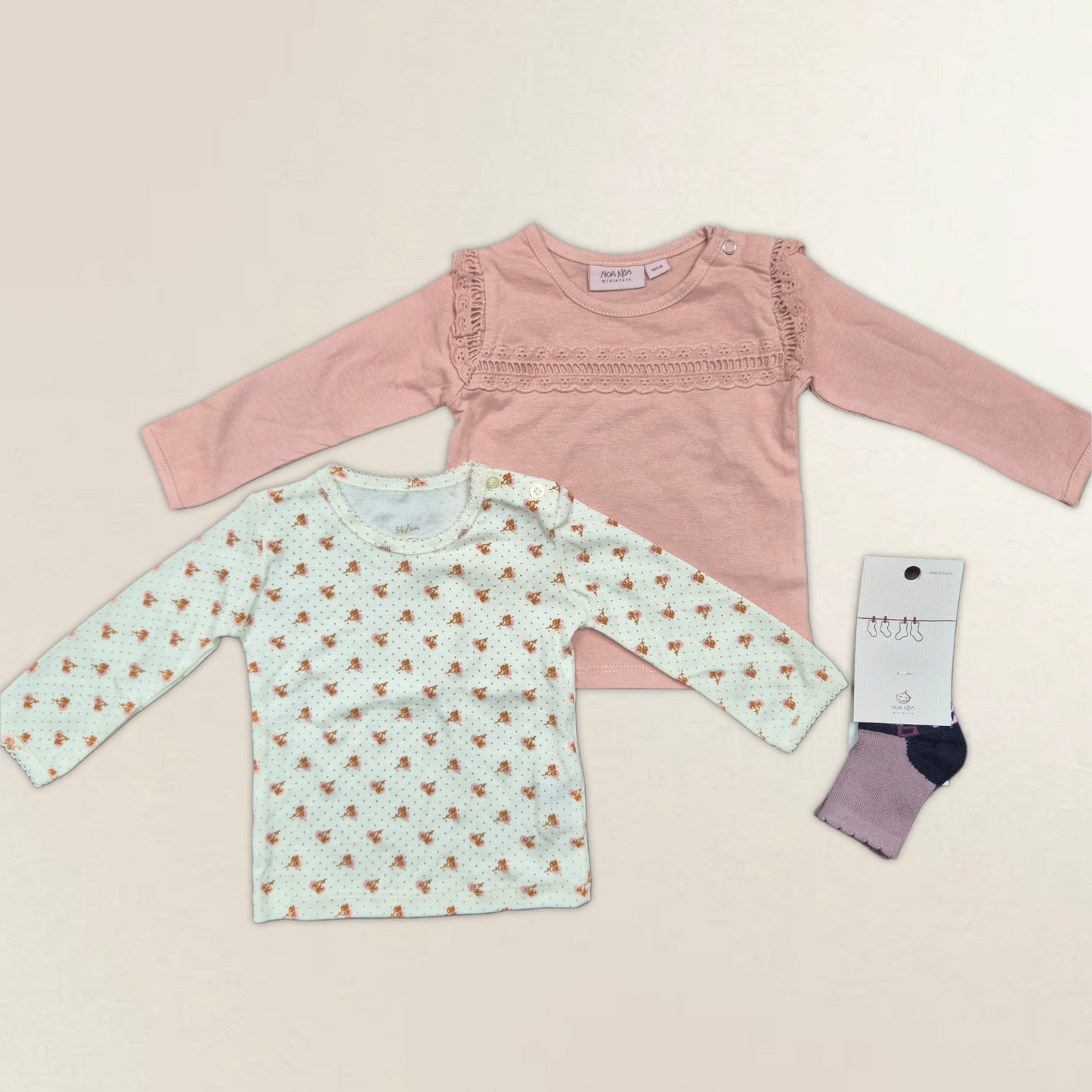 Två tröjor och strumpor. Strl. 56