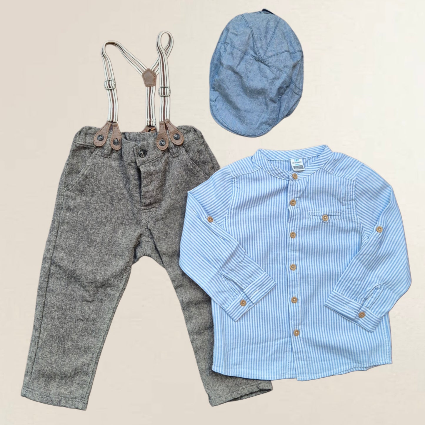 Hängselbyxor, skjorta, basker. Strl. 86