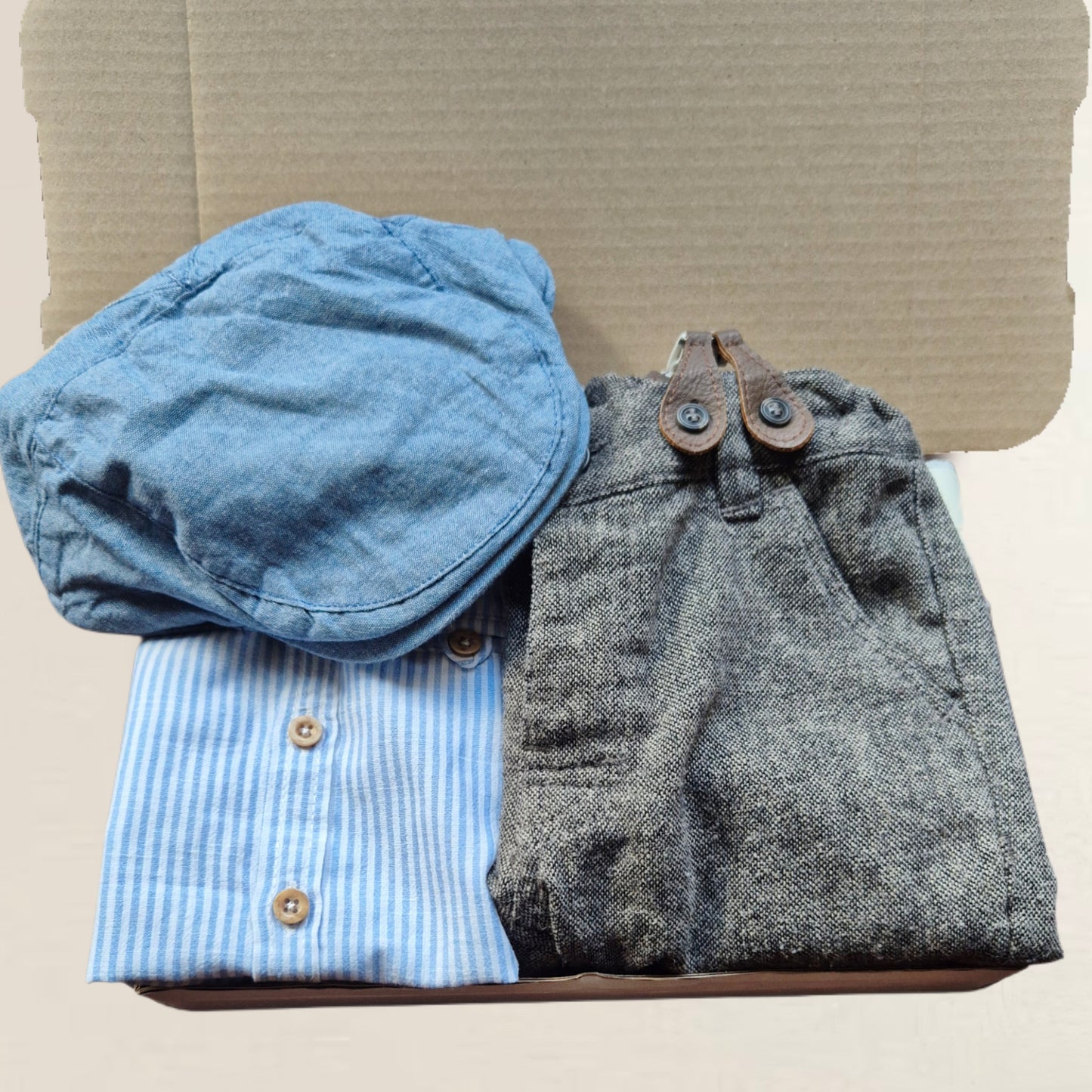 Hängselbyxor, skjorta, basker. Strl. 86