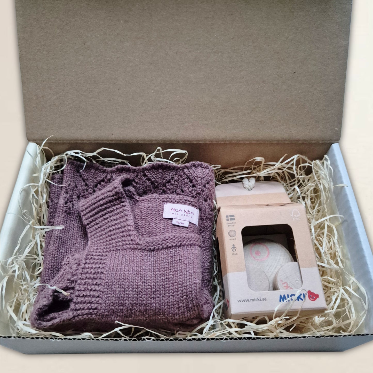 Stickad klänning, träleksak. Stlr 74