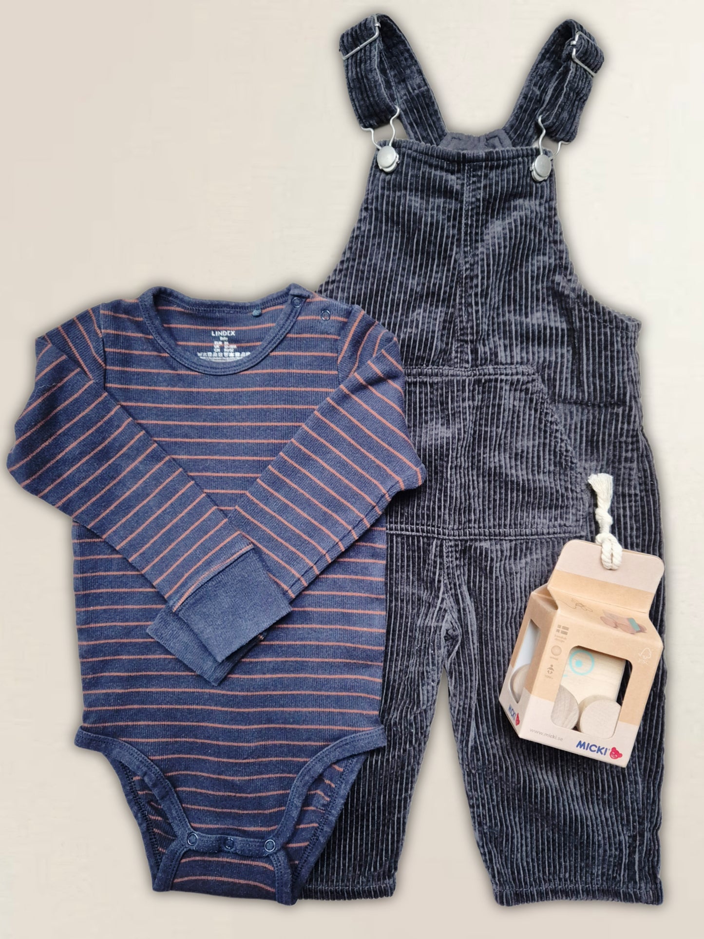 Hängselbyxor, body, träleksak. Strl 86