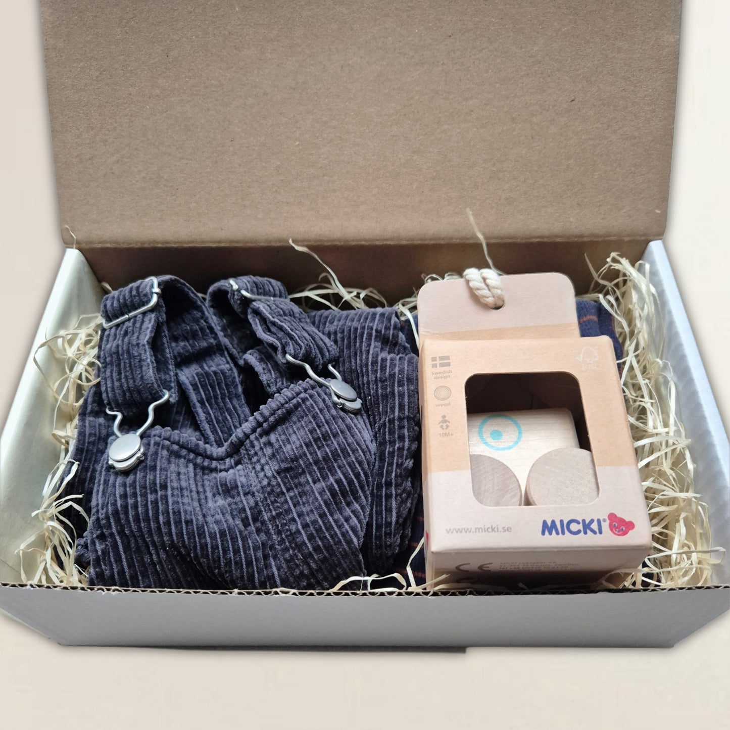 Hängselbyxor, body, träleksak. Strl 86