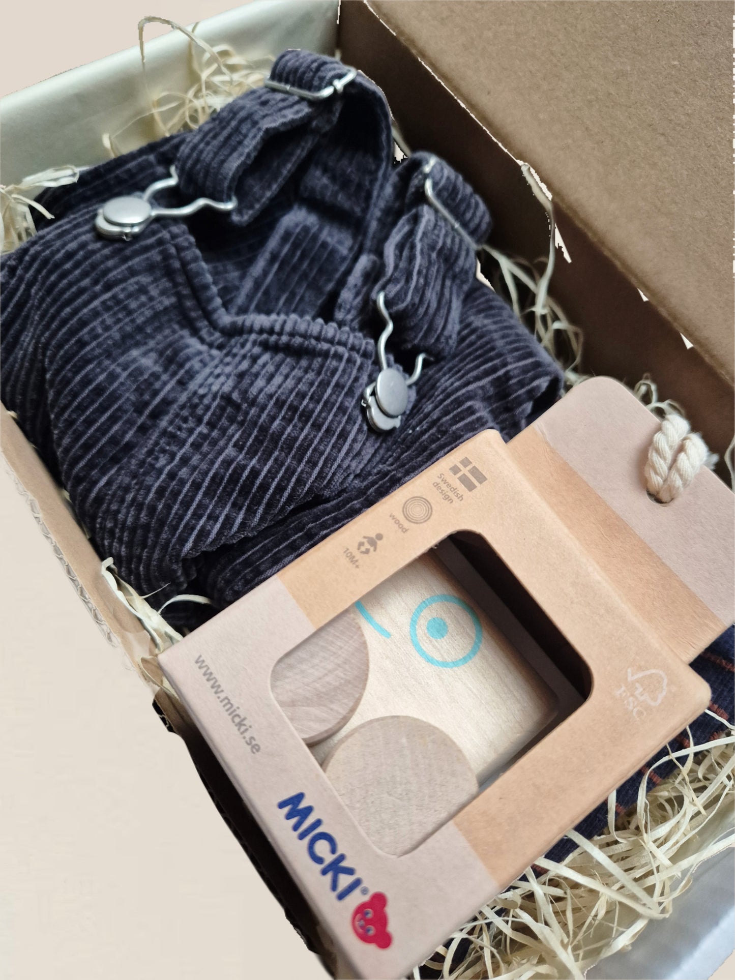 Hängselbyxor, body, träleksak. Strl 86