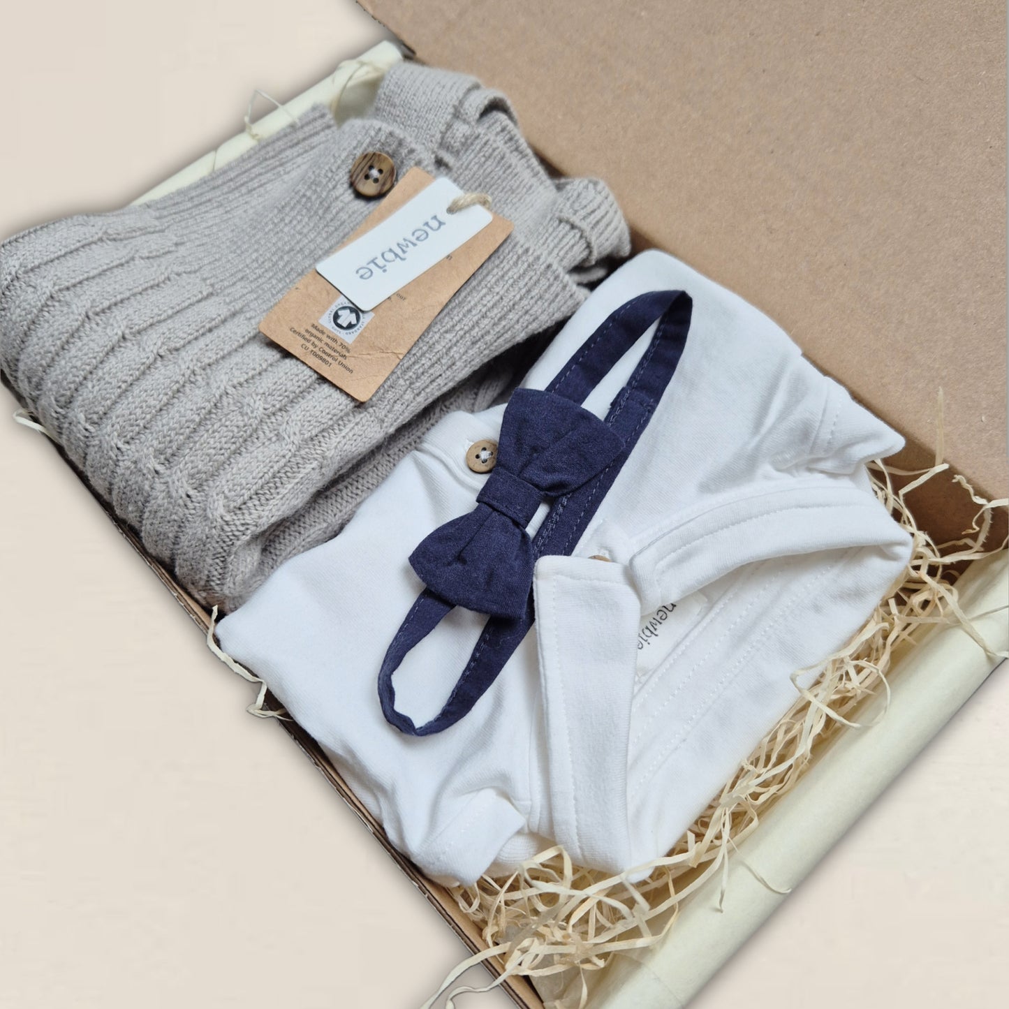 Body med fluga och hängselbyxor. Strl 80