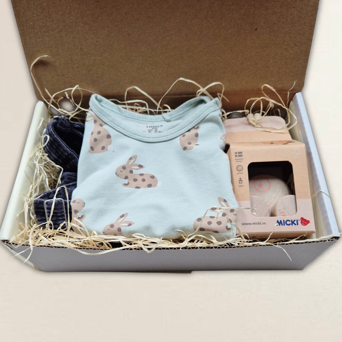 Kaninbody, hängselbyxor, leksak. Strl 86