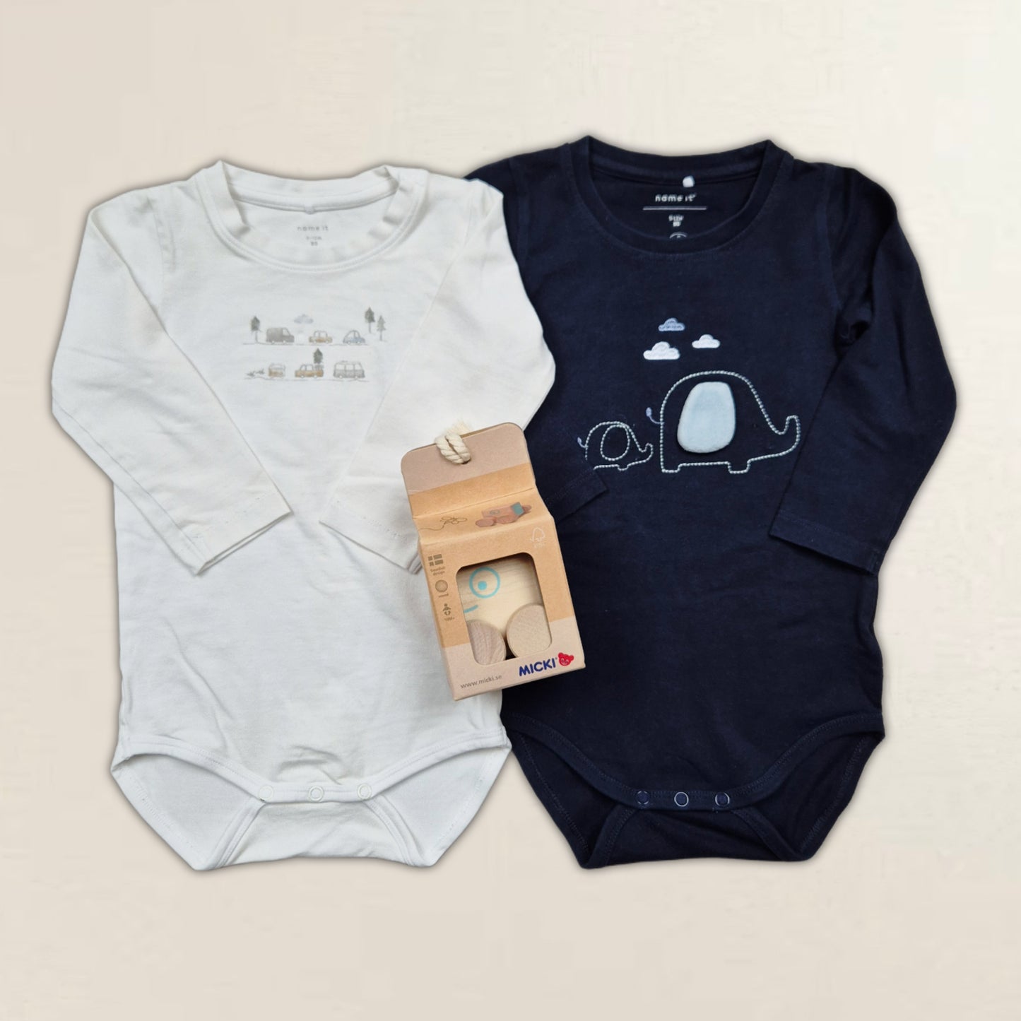 Två bodys med leksak. Strl. 80