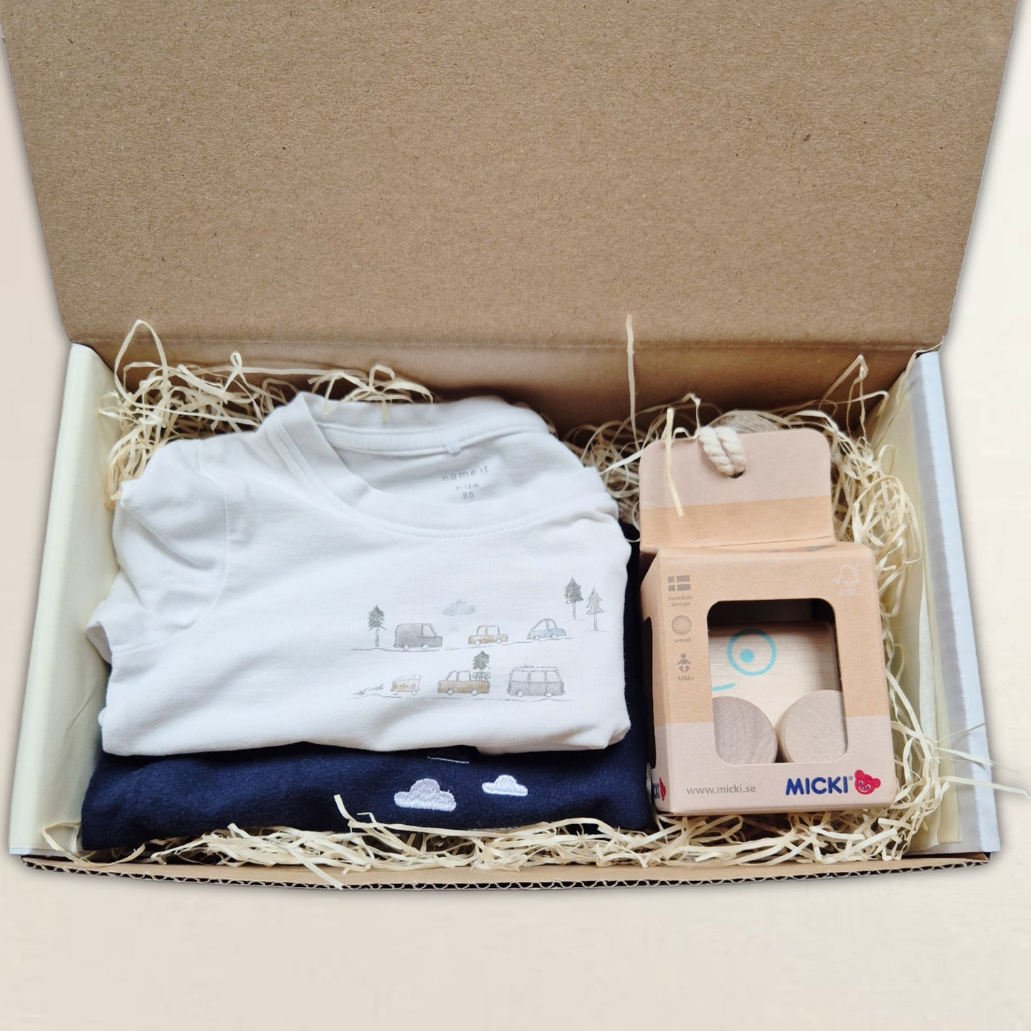 Två bodys med leksak. Strl. 80