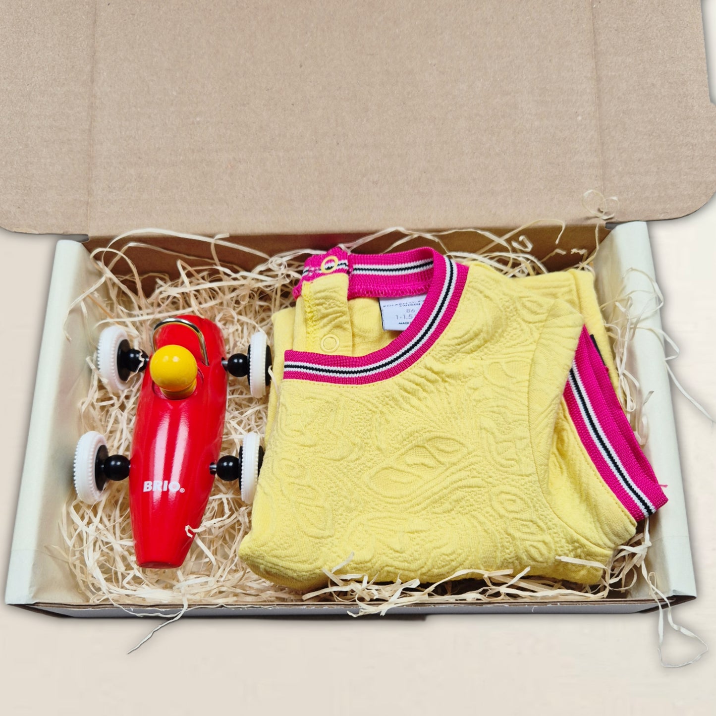 Klänning och Brio-leksak. Strl. 86