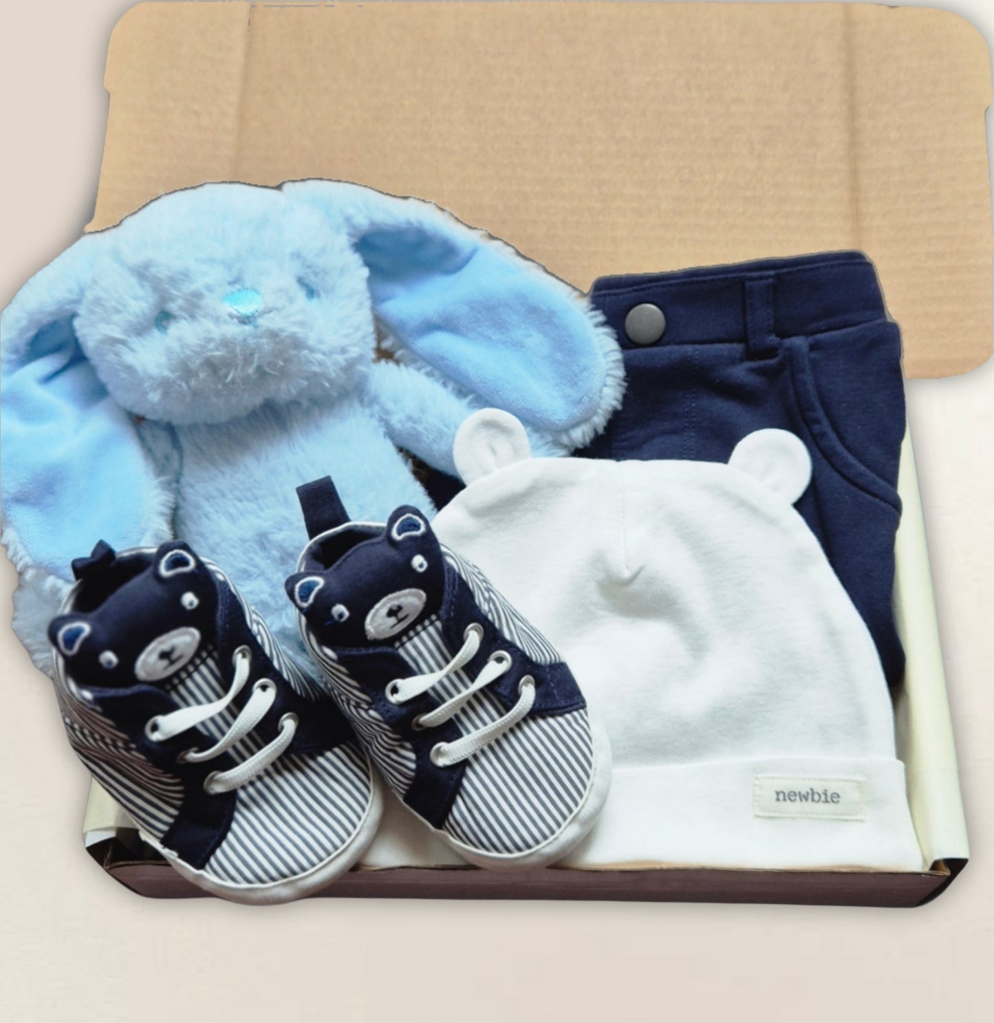 Byxor, tygskor, mössa, kanin. Strl.56