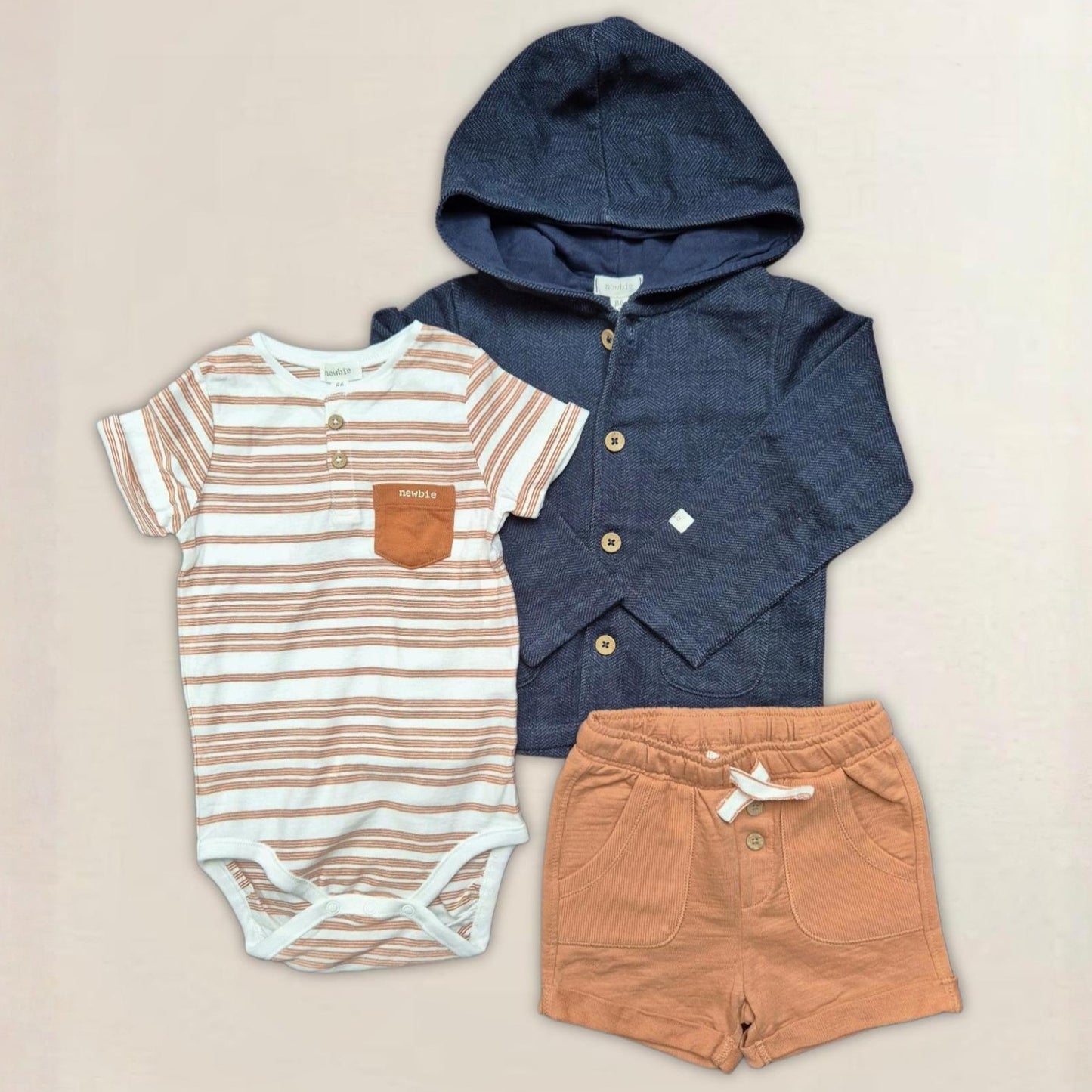 Huvtröja, body och shorts. Strl. 86