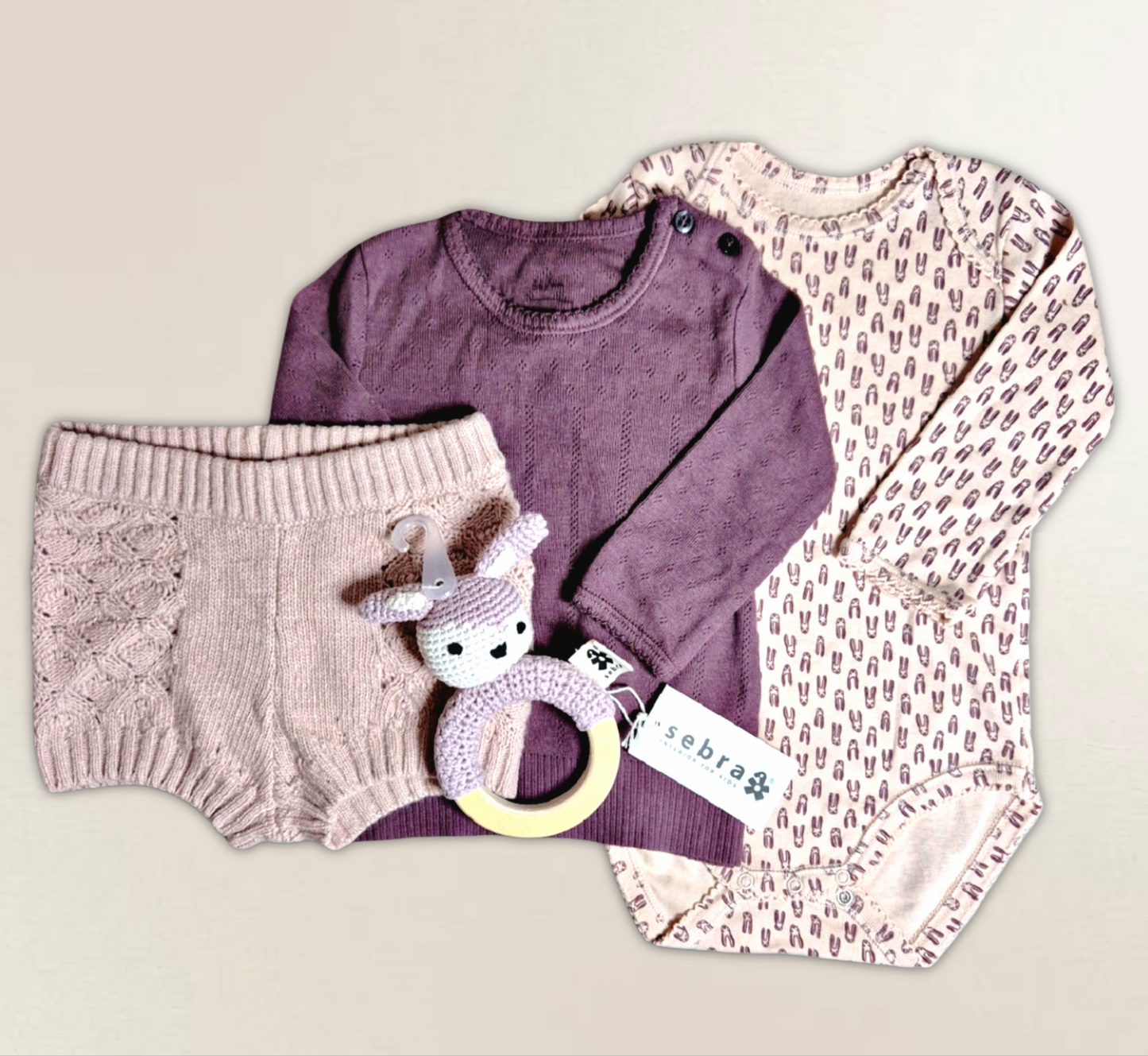 Body, tröja, stickade shorts och skallra. Strl. 56