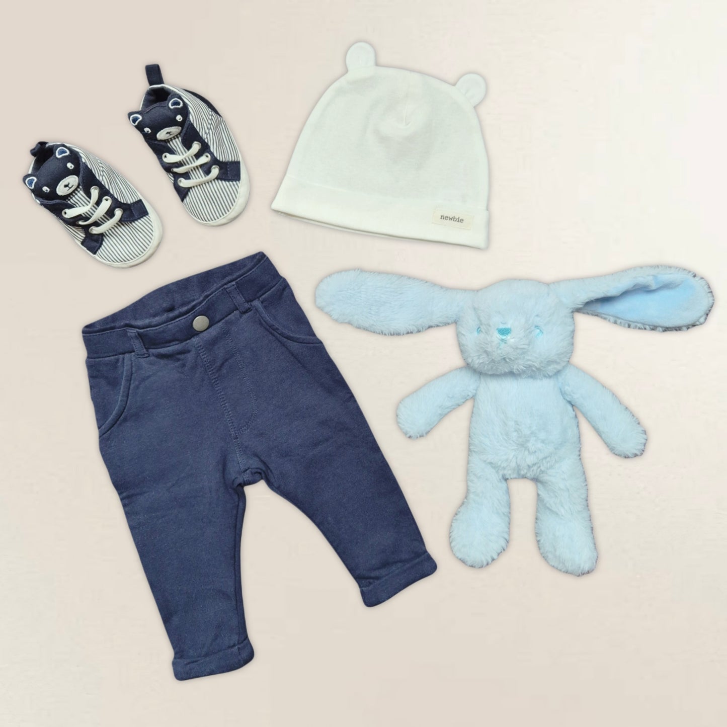 Byxor, tygskor, mössa, kanin. Strl.56