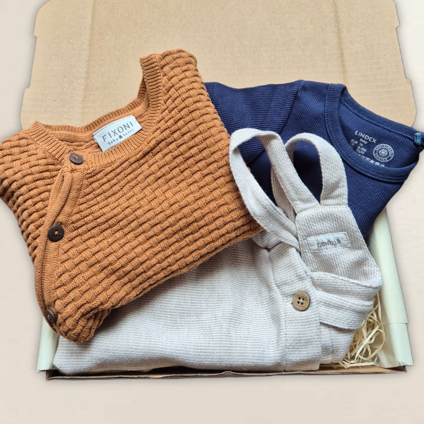 Hängselbyxor, body, tröja. Strl. 74